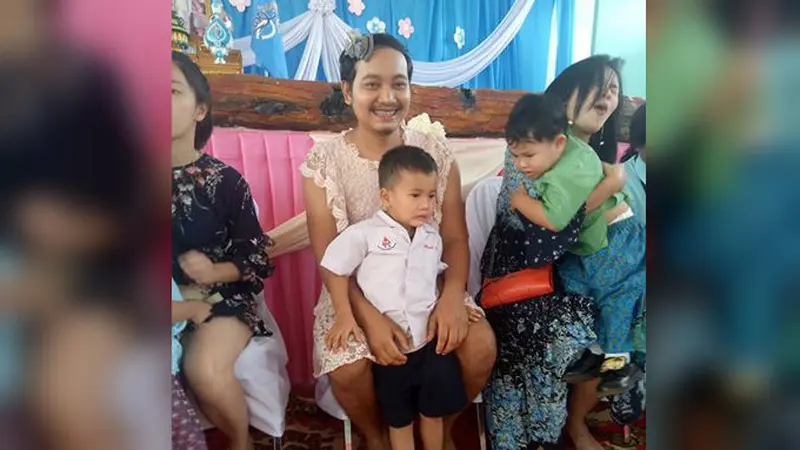 Pria Thailand bernama Chatchai Parnuthai menghadiri undangan sekolah untuk memperingati hari ibu di sekolah dua anak laki-lakinya, Ozone (5) dan Imsome (3) (Facebook/Kornpat Ae Sukhom)