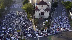 Foto udara memperlihatkan umat muslim melaksanakan salat Idul Adha di Jakarta, Minggu (10/7/2022). (AP Photo/Achmad Ibrahim)