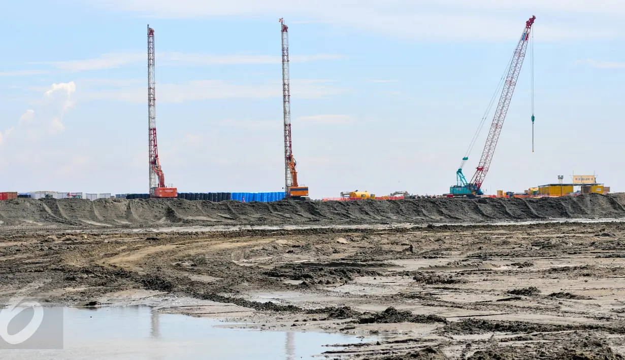 Mesin penimbun tampak kokoh berdiri di atas hamparan pasir berada di Teluk Jakarta, Muara Angke, (17/4). Lokasi yang dulunya mejadi tempat nelayan mencari ikan berubah menjadi dataran dari proyek Reklamasi Teluk Jakarta. (Liputan6.com/Yoppy Renato)