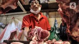 Pedagang menunjukkan daging sapi saat menunggu pembeli di Pasar Senen, Jakarta, Kamis (17/3/2022). Harga daging sapi yang masih melambung tinggi pada kisaran Rp 130.000 - Rp 145.000 per kilogram menyebabkan penjualan menurun hingga 50 persen. (merdeka.com/Iqbal S. Nugroho)