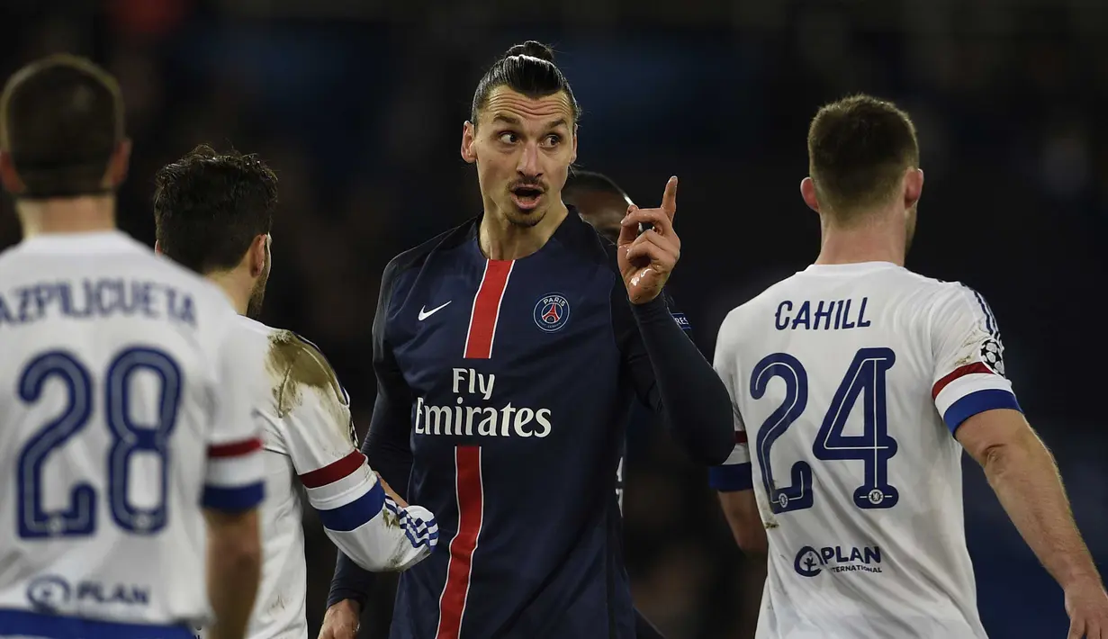Pemain PSG, Zlatan Ibrahimovic memprotes keputusan wasit pada leg pertama babak 16 Liga Champions, di Parc des Princes, Paris, Rabu (17/2/2016) dini hari WIB.  (AFP / Franck Fife)