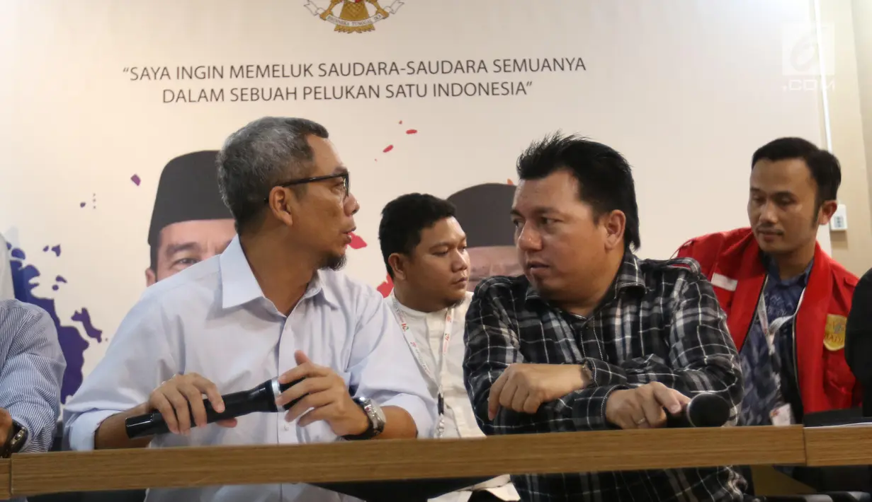 Direktur Hukum dan Advokasi TKN 01, Irfan Pulungan (kanan) dan Direktur Komunikasi Politik TKN Jokowi-Ma’ruf, Usman Kansong berbicang saat siaran pers di Media Center Cemara Jakarta, Selasa (25/6/2019). (Liputan6.com/Angga Yuniar)