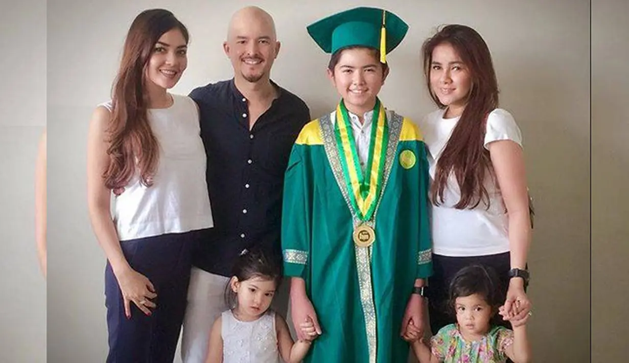 Potret kompak juga terlihat dari Olla Ramlan dan mantan suaminya, Alex Tian. Demi sang buah hati wisuda, Sean keduanya kompak hadir. Keduanya nikah tahun 2003 dan bercerai tahun 2010 dan memiliki seorang anak. (instagram/melinaatian)