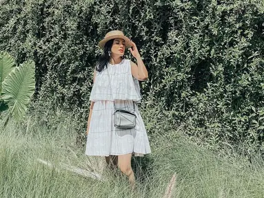 Wanita yang memiliki nama lengkap Anindia Yandirest Ayunda ini memilih untuk mengenakan dress berwarna putih dipadukan dengan sling bag dan topi yang membuatnya terlihat santai. (Liputan6.com/IG/nindyparasadyharsono)