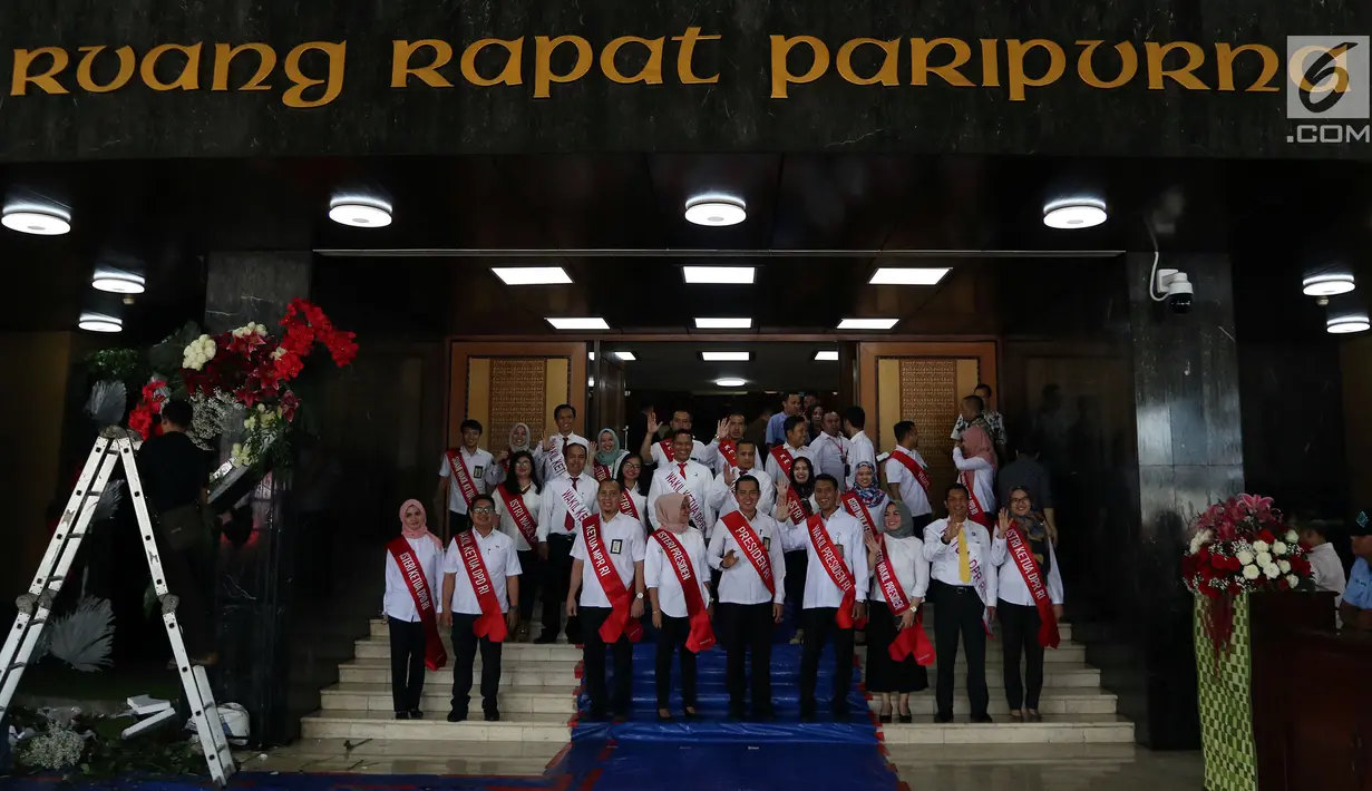 Sejumlah pegawai melakukan gladi resik di Gedung Kura-Kura di Kompleks Parlemen Senayan, Jakarta, Kamis (15/8/2019). Gladi tersebut dilakukan untuk persiapan menjelang pidato presiden dalam rangkaian sidang tahunan MPR, DPR dan DPD 16 Agustus 2019 mendatang. (Liputan6.com/Johan Tallo)