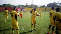 Tim Semen Padang menggelar latihan akhir Piala Jenderal Sudirman di Padang pada Sabtu (14/11/2015) sebelum berangkat ke Bali sehari berselang. (Bola.com/Arya Sikumbang) 