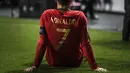 Penyerang Portugal, Cristiano Ronaldo terkapar pada laga kedua kualifikasi Piala Eropa 2020 yang berlangsung di Stadion Da Luz, Lisbon, Senin (27/3). Portugal raih hasil imbang 1-1 kontra Serbia. (AFP/Patricia de Melo)