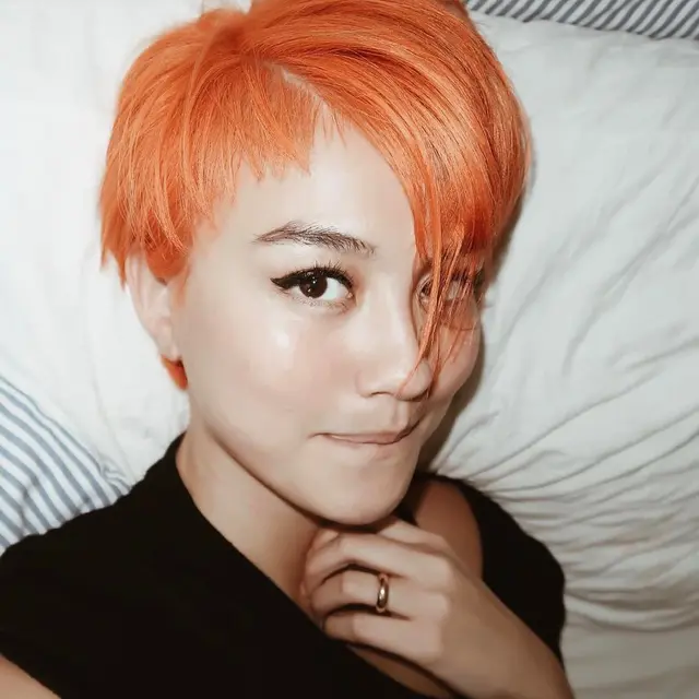 Tetap Keren, 6 Seleb Ini Pernah Ubah Warna Rambut Jadi Mencolok