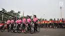 Sejumlah polisi wanita (Polwan) saat mengawal peserta acara Gowes Bersama Indonesia Damai #iRide4Peace di Jakarta, Minggu (4/11). Acara bersepeda bersama ini dibalut deklarasi untuk mendukung Pemilu damai. (Merdeka.com/ Iqbal S. Nugroho)