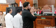Aktor Ammar Zoni menjalani sidang vonis terkait kasus narkoba yang menjeratnya. Majelis Hakim Pengadilan Negeri Jakarta Selatan menjatuhkan vonis tujuh bulan penjara. Berikut potret Ammar saat menjalani sidang vonis Selasa (26/9/2023). [Foto: KapanLagi.com/Muhammad Akrom Sukarya]
