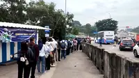 Perjuangan Warga Sawangan Depok Naik TransJakarta, Antre Kepanasan hingga Banjir Keringat