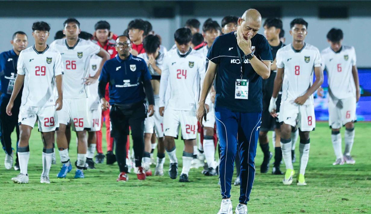 Pelatih Timnas Indonesia U-17, Nova Arianto tertunduk usai memimpin tim asuhannya bertanding melawan China dalam laga uji coba di Indomilk Arena, Tangerang, Banten, Minggu (8/2/2026). Timnas Indonesia U-17 harus menelan kekalahan telak saat menghadapi China dalam laga uji coba. (Bola.com/M Iqbal Ichsan)