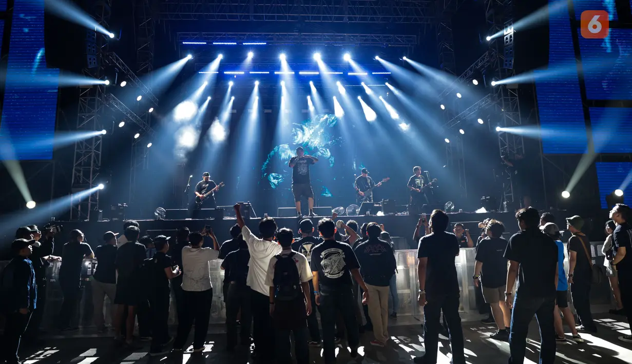 Penonton menikmati penampilan Seringai pada pembukaan Soundrenaline 2026 bertajuk Soundrenaline Sana Sini di Blok M District, Jakarta Selatan, Sabtu (18/7/2026). Festival musik ini akan digelar di lima kota hingga November 2026 dengan menghadirkan musisi internasional dan musisi Indonesia lintas generasi. (KLY/Budy Santoso)
