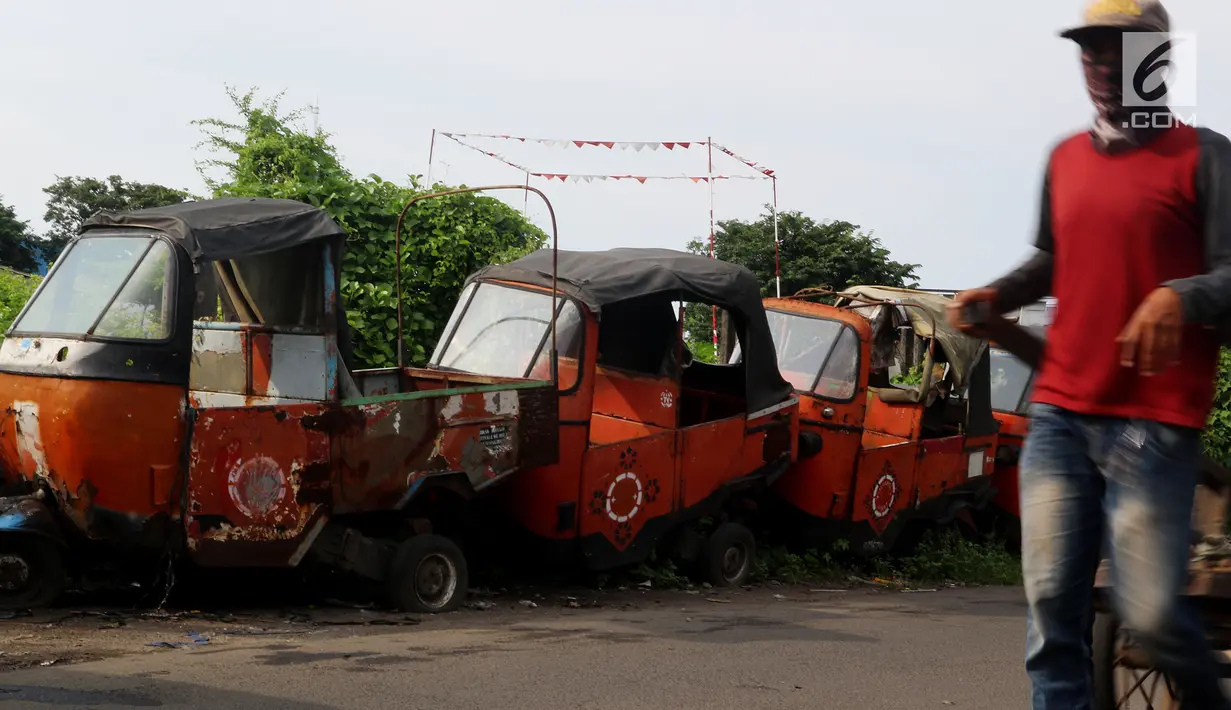 Sejumlah bangkai bajaj oranye tergeletak di kawasan Roxy, Jakarta Barat, Selasa (27/2). Seiring berkembangnya teknologi dan kebutuhan transportasi yang murah dan cepat, kini bajaj oranye sudah tak lagi digunakan. (Liputan6.com/JohanTallo)