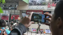 Seorang Pria sedang mengabadikan gambar pada saat penyegelan Mal Tebet Green, Jakarta, Kamis (23/7/15). Kata salah satu Karyawan Tebet Green, Mal ini sudah berkali-kali disegel. (Liputan6.com/Herman Zakharia)