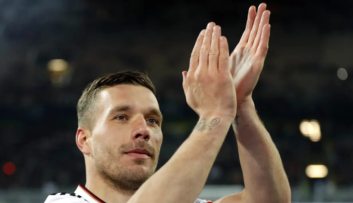 Gelandang Jerman, Lukas Podolski, tampak sedih usai pertandingan melawan Inggris. Podolski membela Timnas Senior Jerman sejak 2004 dengan 130 penampilan dan menciptakan 49 gol. (EPA/Friedemann Vogel)