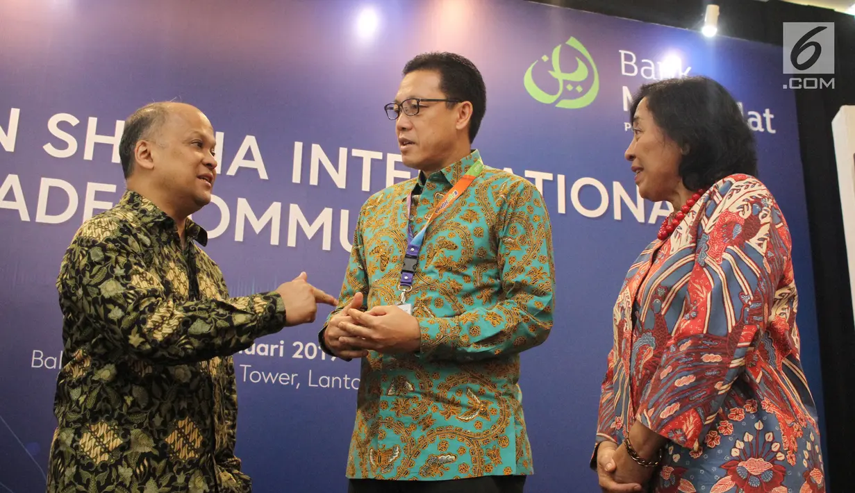 Komisaris Utama Bank Muamalat Ilham Habibie, Presiden ICC Indonesia Achmad Kusna Permana dan Direktur Eksekutif ICC Indonesia Lusiana Indomo berbincang pada pembukaan SITC yang digagas enam perbankan syariah di Jakarta, Selasa (29/1). (Liputan6.com)