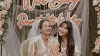 Enzy Storia dan Jessica Mila tampil twinning saat bridal shower dengan robe satin/ [Foto: Instagram @jscmila]