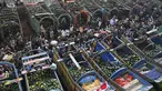 Orang-orang berdagang semangka di pasar buah di Lahore, Pakistan (12/4/2022).  Semangka biasa dipanen buahnya untuk dimakan segar atau dibuat jus. (AFP/Arif Ali)
