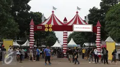 Suasana pintu masuk We The Fest (WTF) di Parkir Timur Senayan, Jakarta, Sabtu (13/8).  We The Fest 2016 (WTF 2016) akan berlangsung selama dua hari, 13 dan 14 Agustus 2016. (Liputan6.com/Herman Zakharia)