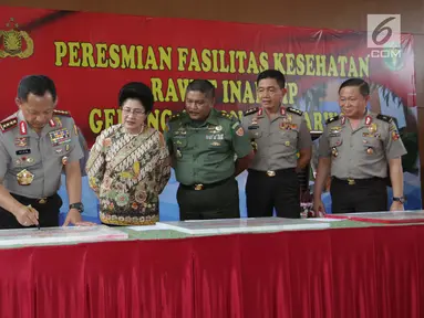 Kapolri Jenderal Tito Karnavian didampingi Menkes Nila F. Moeloek menandatangi prasasti peresmian gedung baru di RS Polri, Jakarta, Kamis (28/12). Gedung baru di RS Polri yakni gedung Perawatan VIP dan VVIP Anton Sudjarwo. (Liputan6.com/Faizal Fanani)