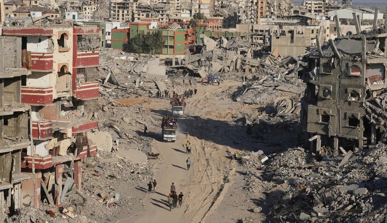 Puluhan ribu warga Palestina mulai kembali ke Gaza pada Jumat (10/10/2025). (AP Photo/Jehad Alshrafi)