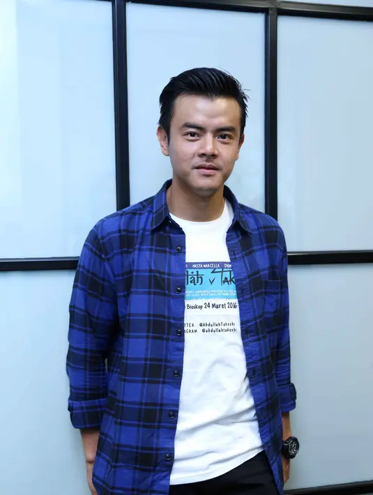 Cara Dion Wiyoko menghilangkan stres, dengan cara mengedit foto. (Nurwahyunan/Bintang.com)