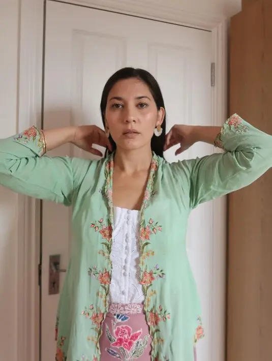 Untuk mempermanis tampilannya, Hannah juga memadukan aksesori cantik yang menampilkan kesan anggun.