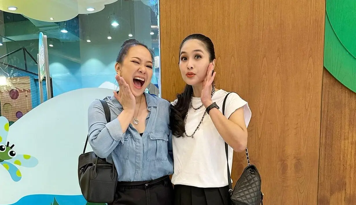 Sudah menginjak usia kepala 3, Sandra Dewi dan Yuanita Christiani tetap terlihat awet muda bak ABG. Pesona dua artis Indonesia ini seakan tak pernah luntur sejak keduanya meniti karier bersama di usia remaja dulu. Jauh dari sensasi dan kabar miring, artis kelahiran 1983 dan 1986 ini selalu jadi inspirasi untuk banyak orang. (Liputan6.com/IG/@sandradewi88)
