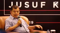 Wapres Jusuf Kalla menjawab pertanyaan dari kaum muda millenial di komunitas Kamis Kerja, Jakarta, Kamis (21/3). Dialog tersebut untuk mengenal sosok Jokowi dari mata seorang JK yang telah mendampinginya  5 tahun terakhir. (Liputan6.com/Fery Pradolo)