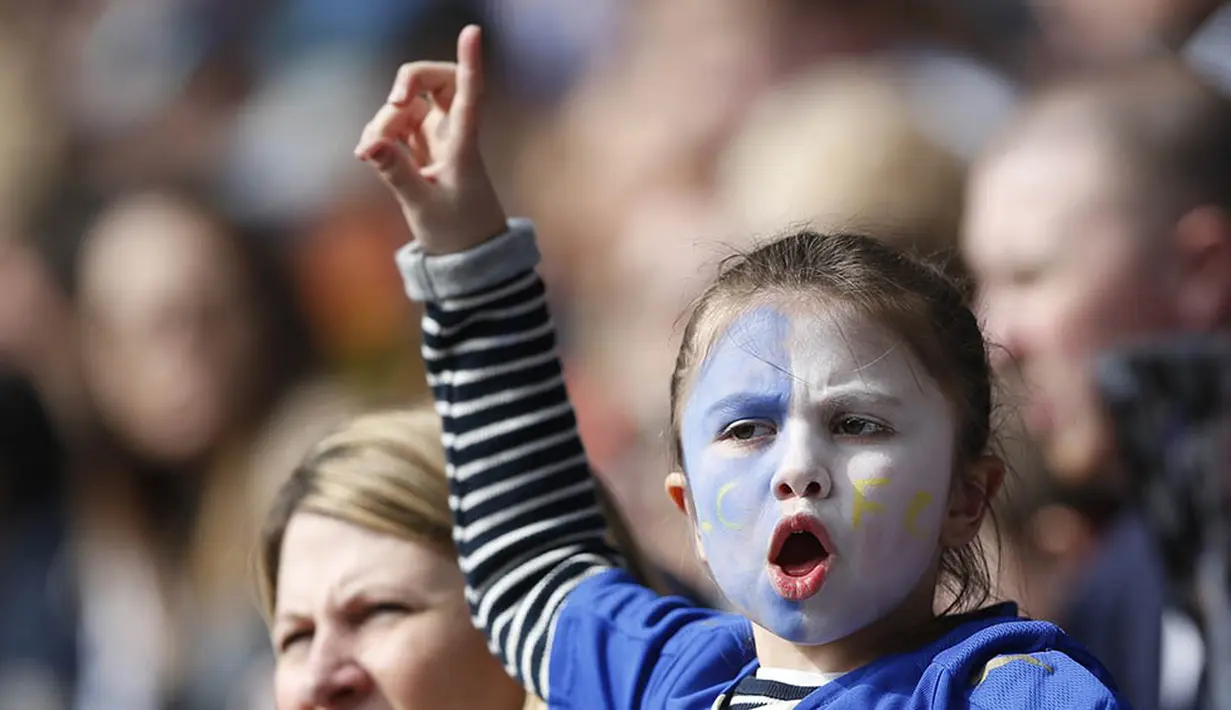 8. Seorang anak yang merupakan fans Leicester mewarnai wajahnya saat laga Liga Premier Inggris melawan Southampton di Stadion King Power, Minggu (3/4/2016). Leicester berhasil menang 1-0 atas Southampton. (Reuters/Carl Recine)