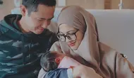 Melalui akun Instagram, Alyssa Soebandono pun masih menyembunyikan wajah anak ketiganya dari publik. Ia dan sang suami pun turut menyampaikan kebahagiaannya atas kelahiran sang buah hati.(Liputan6.com/IG/@ichasoebandono)