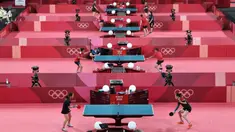 Para pemain tenis meja melakukan sesi latihan jelang Olimpiade Tokyo 2020 di Tokyo Metropolitan Gymnasium, Tokyo, Jepang, Rabu (21/7/2021). Olimpiade Tokyo 2020 akan dibuka pada 23 Juli 2021. (Jung Yeon-je/AFP)