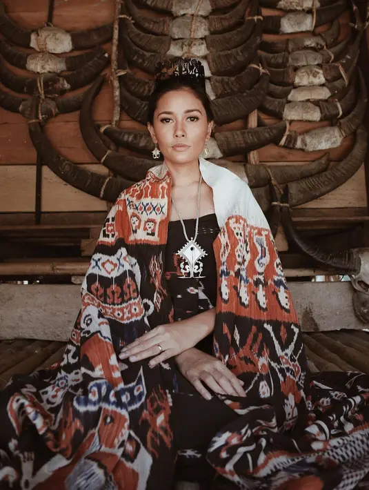 Seperti ketika Titi Rajo Bintang menggunakan balutan kain etnik khas Sumab ini. Titi tampil memesona lengkap dengan perhiasan di leher dan juga telinganya. (Liputan6.com/IG/@titiradjopadmaja)