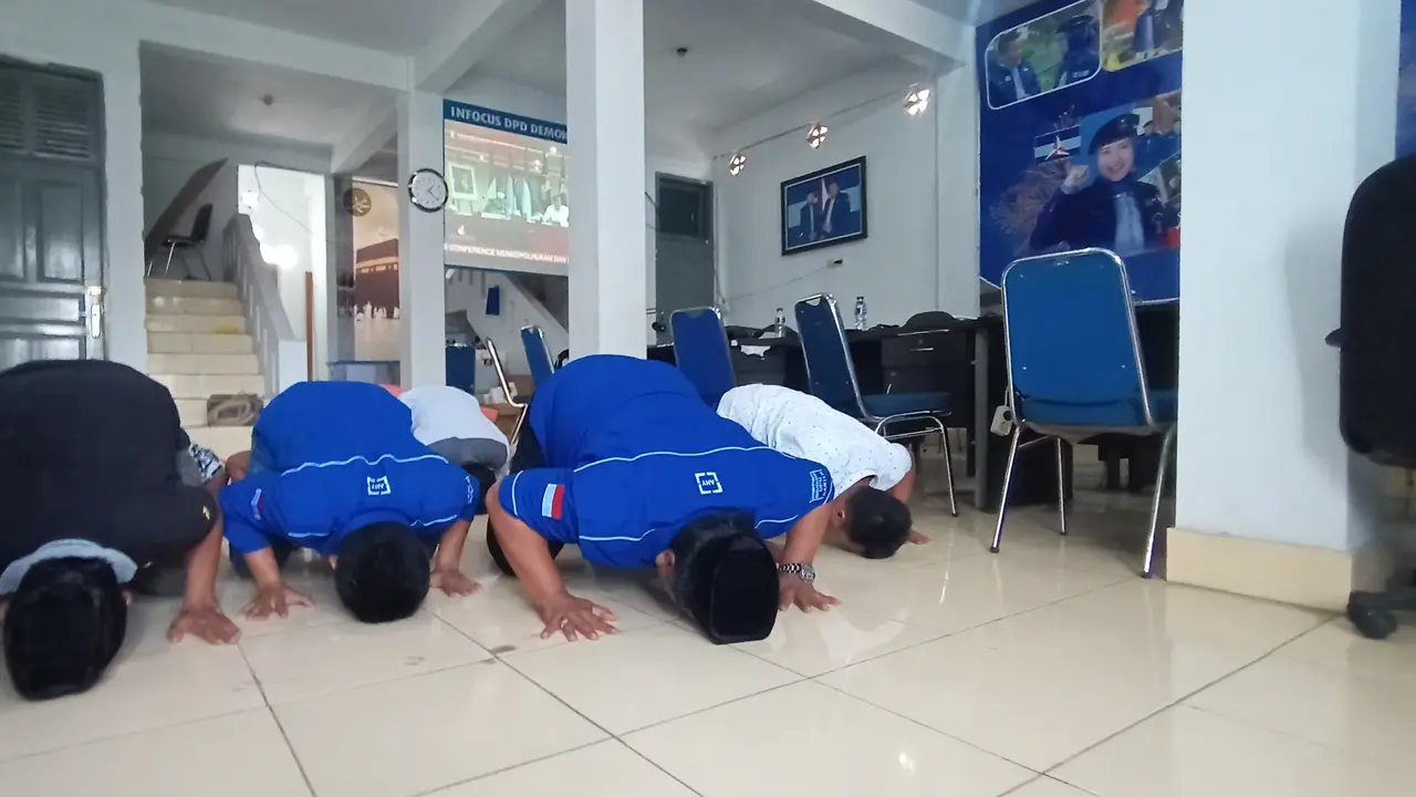 DPD Demokrat Banten Gelar Sujud Syukur Usai Pengumuman Menkumham Yang Menolak Hasil KLB Deli Serdang. (Rabu, 31/03/2021). (Liputan6.com/Yandhi Deslatama).
