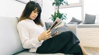 ilustrasi baca buku/Photo by Tran Mau Tri Tam on Unsplash