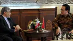 Ketua DPD RI Irman Gusman (kanan) berbincang dengan Dubes Iran Untuk Indonesia Valiollah Mohammadi di ruang pimpinan DPD RI, Jakarta, Senin (4/5/2015). Pertemuan tersebut membahas hubungan bilateral kedua negara. (Liputan6.com/Andrian M Tunay)