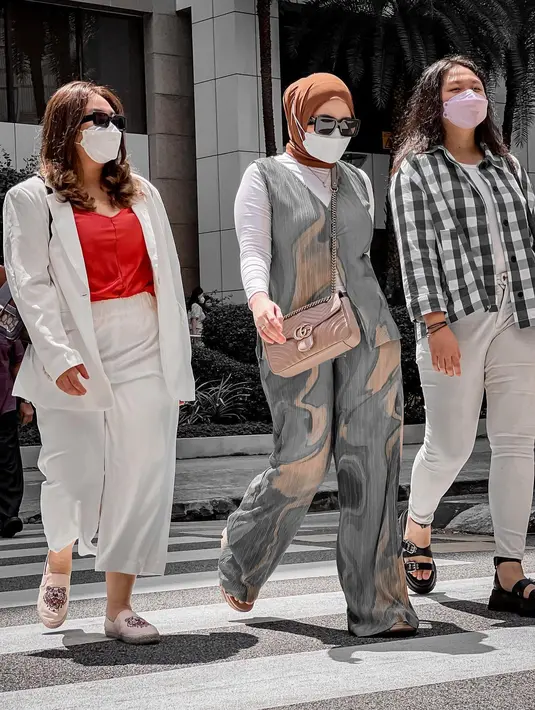 Kebersamaan Nathalie Holscher dan kedua adiknya selalu mencuri perhatian. Pasalnya, di berbagai momen kebersamaan yang ditunjukkan, mereka terlihat begitu kompak dan dekat. (instagram/nathalieholscher/creatinkmoment)