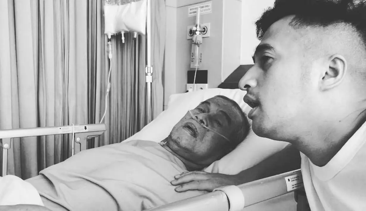 Di akun Instagramnya beberapa hari lalu, Irfan mengunggah video kenangan bersama sang ayah sewaktu belum meninggal dunia. Di video tersebut terlihat sang ayah sedang melantunkan ayat-ayat bacaan untuk menunaikan umroh. (Instagram/irfanhakim75)