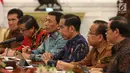 Presiden Jokowi (tiga kanan) menerima kedatangan anggota Badan Pembinaan Ideologi Pancasila (BPIP) di Istana Merdeka, Jakarta, Kamis (22/3). Pertemuan tersebut untuk meloprkan hasil kerja BPIP. (Liputan6.com/Angga Yuniar)