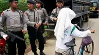 Polisi berjaga di lokasi penyergapan kawanan perampok bersenjata, di Desa Dolok Manampang, Serdang Bedagai, Sumut, Jumat (1/10).(Antara)