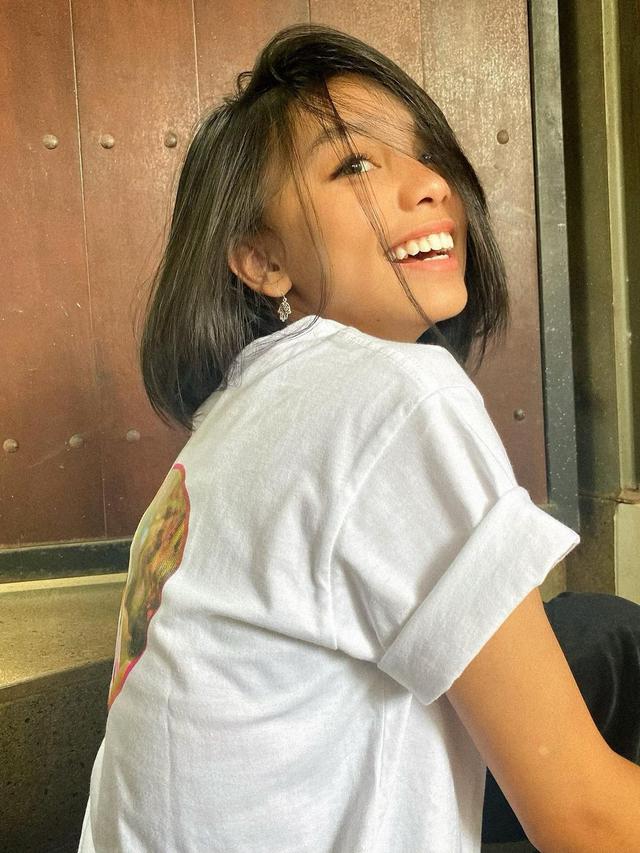 Potong Rambut Pendek, Ini 6 Potret Terbaru Naura Tampil Makin Dewasa