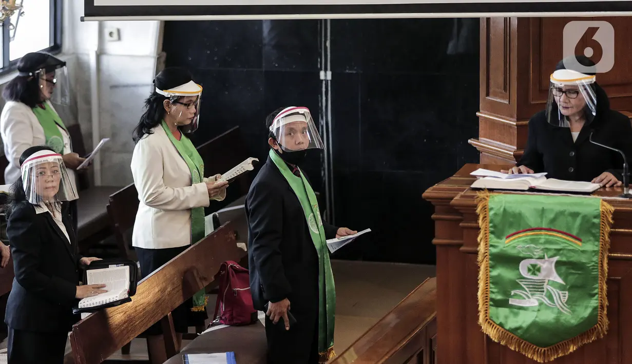 Majelis yang bertugas mengenakan pelindung wajah saat misa di Gereja Protestan Indonesia Bagian Barat (GPIB) Effatha, Jakarta, Minggu (5/7/2020). GPIB Effatha menerapkan protokol kesehatan COVID-19 saat pelaksanaan misa pertama pada keadaan kenormalan baru. (Liputan6.com/Johan Tallo)