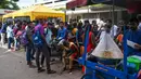 Warga berkumpul di depan kantor Imigrasi dan Emigrasi untuk mengurus paspor di Kolombo, Sri Lanka, Senin (18/7/2022). Negara kepulauan Samudra Hindia itu dilanda krisis ekonomi yang belum pernah terjadi sebelumnya yang telah memicu ketidakpastian politik. (Photo by Arun SANKAR / AFP)