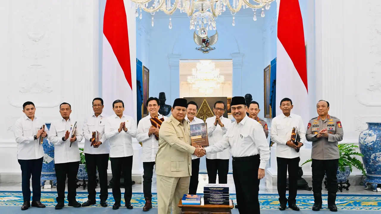 Prabowo Terima 10 Buku Rekomendasi dari Komisi Reformasi Polri