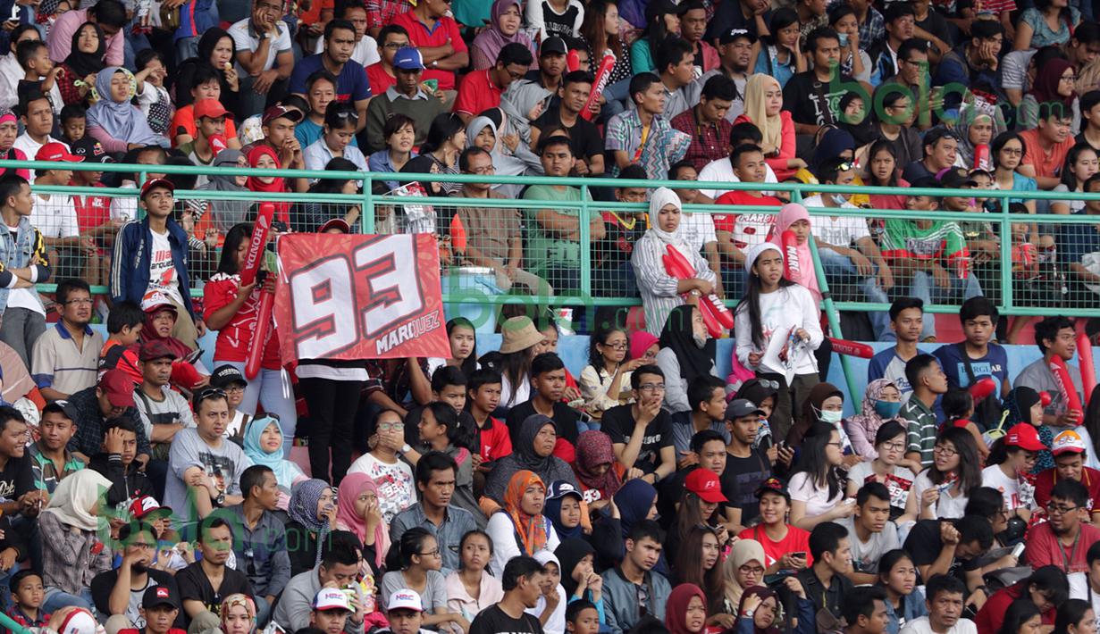 Fans tim MotoGP Repsol Honda dengan sabar menunggu kehadiran Marc Marquez dan Dani Pedrosa di Sirkuit Sentul, Bogor, Minggu (14/2/2016). (Bola.com/Nicklas Hanoatubun)