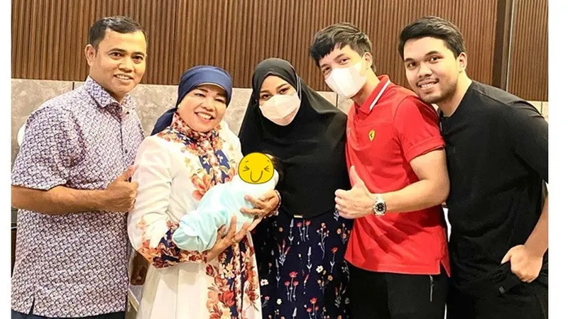 6 Potret Haji Faisal Jenguk Baby Ameena, Bak Keluarga Sendiri