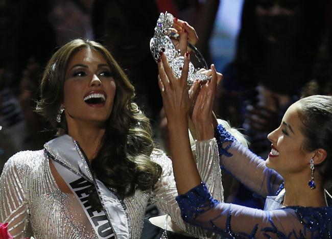 Penyerahan tiara oleh Olivia Culpo pada Gabriela Isler (c) huffingtonpost.com