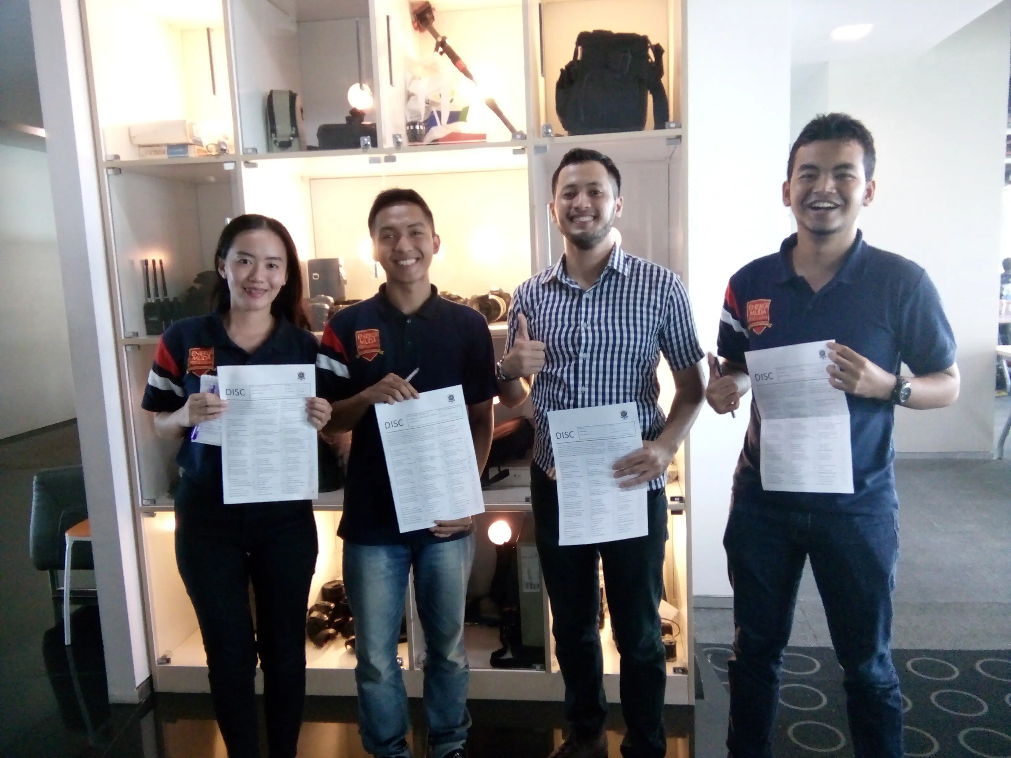 sebelum bertolak kembali ke Denpasar, Yudha juga memberikan tes kepribadian bagi 3 orang finalis CJA Jakarta. 