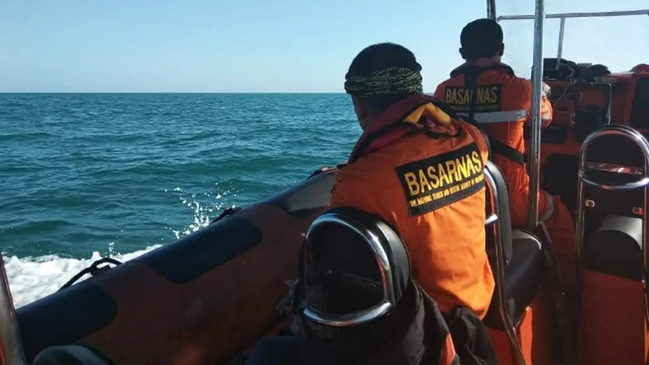 Basarnas Pekanbaru mencari korban kapal tenggelam di perairan Kota Dumai.